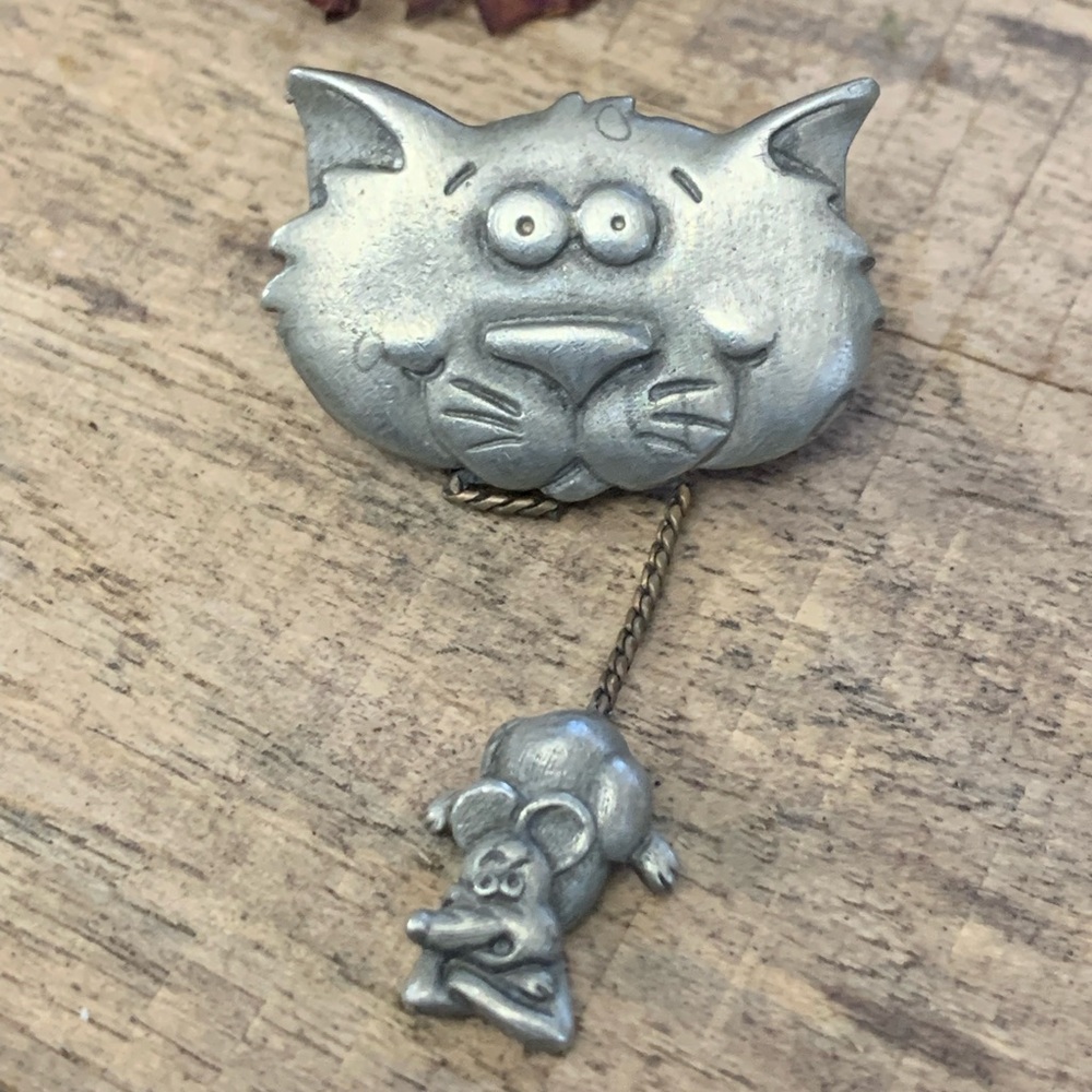 Vintage Jonette Jewelry (JJ) pewter cat and mouse dangling brooch 🐱 🐭